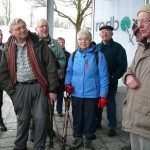 02 Alle hören gespannt Wanderführer Ferdinand zu,der den Wanderverlauf erklärt