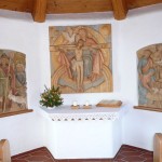 07 Der Blick hinein lohnt sich immer es sind drei ganz schöne holzreliefs in der Kapelle P1170618