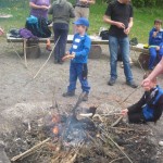 09_An selber geschnitzten Stäben wurden die mitgebrachten Würste gegrillt 09_An selber geschnitzten Stäben wurden die mitgebrachten Würste gegrillt