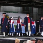 10 In Sigmaringen angekommen trafen wir auf der Bühne am Rathaus auf dieTanzvorführungen der Volkstanzgruppe Sontheim ander Brenz