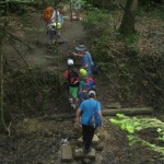 04 - auf Steinplatten durchqueren wir den Tobelbach IMG_4260_A