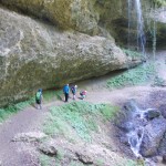 05 - wandern an Felswänden unter Wasserfällen hindurch DSCN1717_A