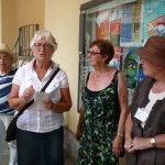 01 Marlene Müller begrüßt die 15 Teilnehmer und rechts, mit Hut, die Stadtfüherin 01 Marlene Müller begrüßt die 15 Teilnehmer sowie die Stadtführerin(rechts mit Hut)