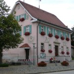03 Am Rathaus in Mehrstetten wird Mittagsrast gehalten