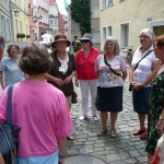 03 In der Metzgergasse angekommen lauschen alle ganz interesiert was uns hier erzählt wird 03 In der Metzgergasse angekommen lauschen alle ganz interesiert was uns hier erzählt wird