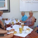 13 Die sieben Aufrechten bei ihrem wohlverdienten Weizen